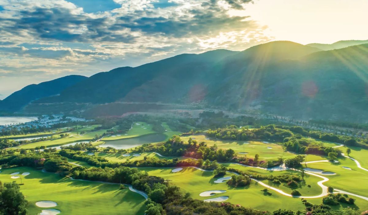 Việt Nam được mệnh danh là "thiên đường tránh đông" cho golfer Hàn, vẫn duy trì được khí hậu ấm áp quanh năm. 